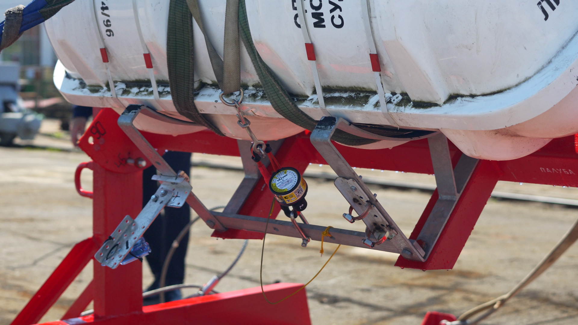 Одобрено первое отечественное гидростатическое разобщающее устройство для спасательных плотов