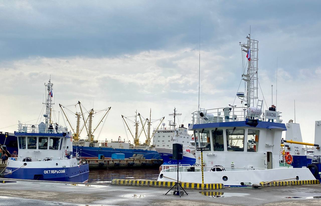 Государственный флаг России развевается на сейнерах «Авача» и «Октябрьский»