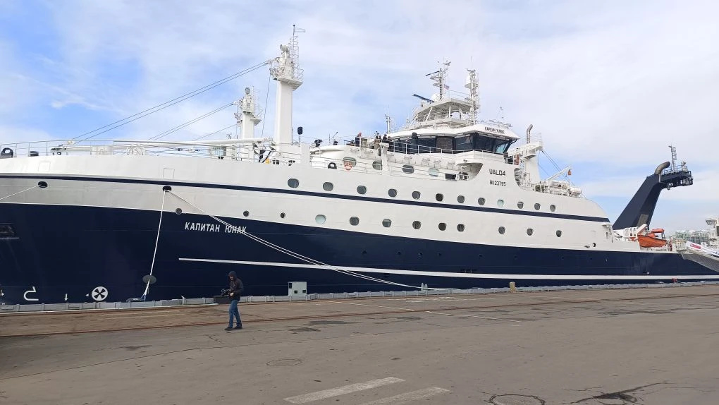 КлассРС: На БМРТ «Капитан Юнак» поднят российский флаг