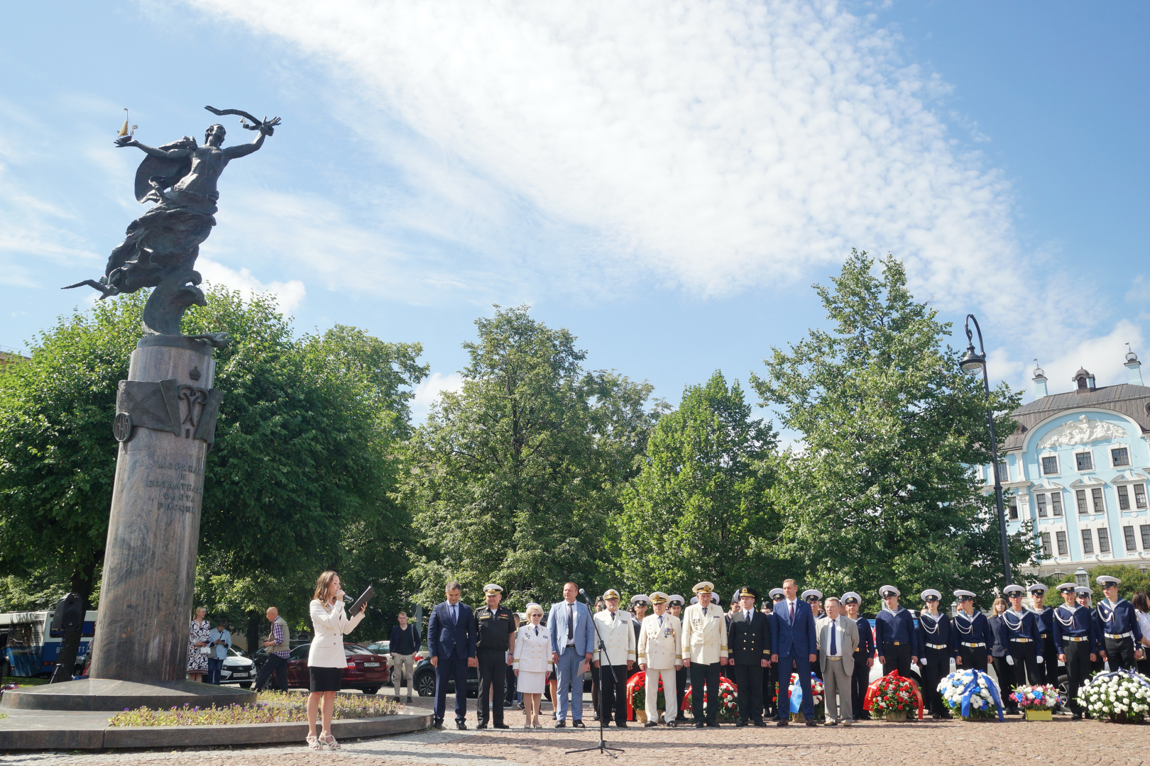 РС принял участие в торжественных церемониях возложения цветов