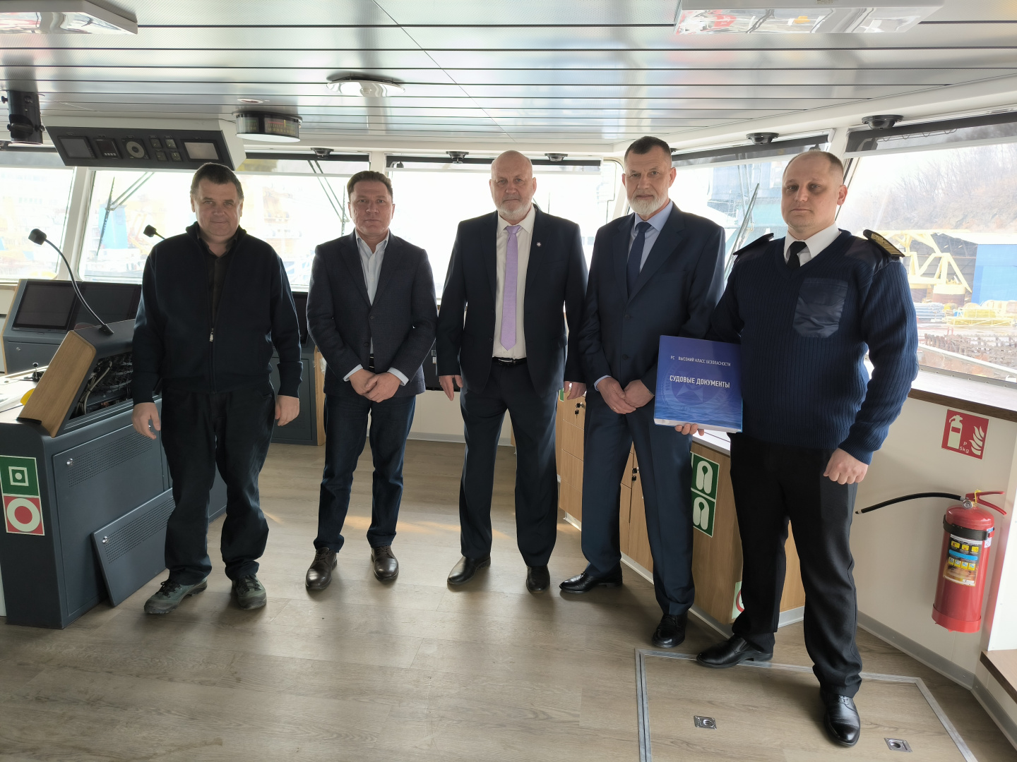 На краболов «Бухта Натальи» выданы документы Регистра 