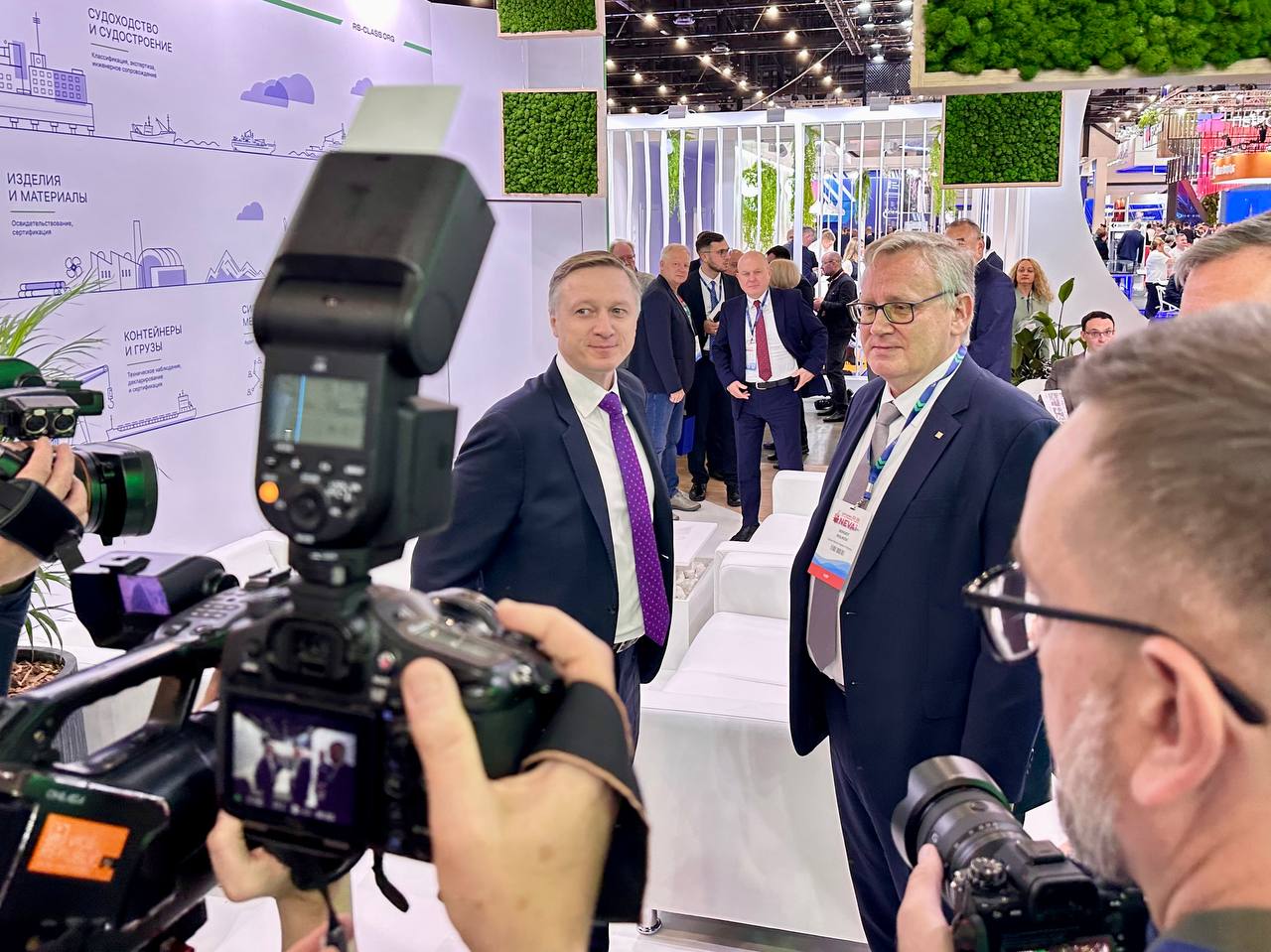Официальная делегация посетила стенд РС на выставке «НЕВА 2025»