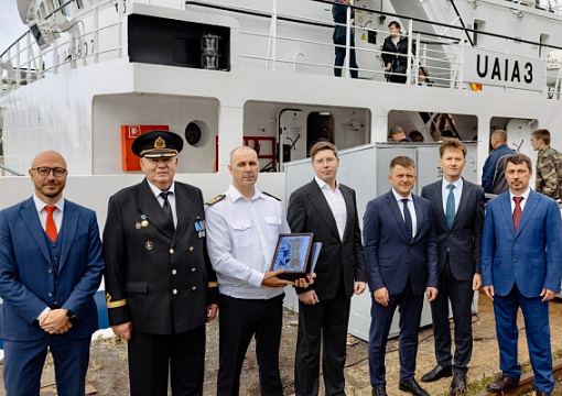 Класс РС: на краболовном судне «Пума» поднят Государственный флаг РФ