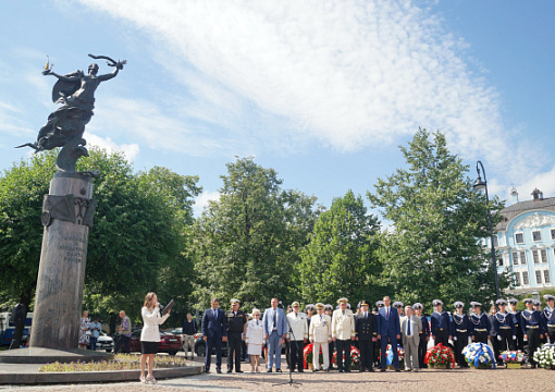 РС принял участие в торжественных церемониях возложения цветов