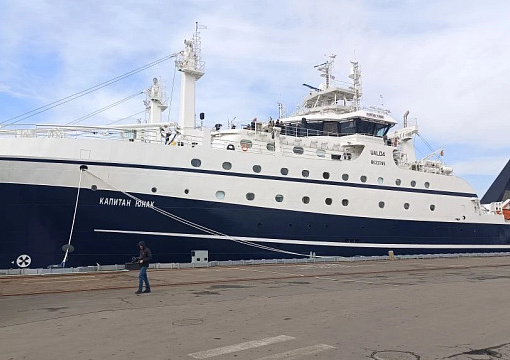 КлассРС: На БМРТ «Капитан Юнак» поднят российский флаг