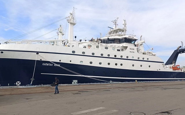 КлассРС: На БМРТ «Капитан Юнак» поднят российский флаг