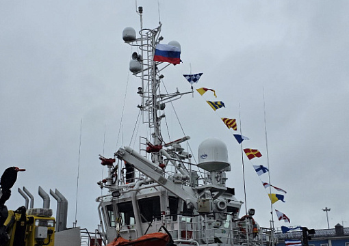 На буксирах «Тиман» и «Тепсей» подняты Государственные флаги Российской Федерации 