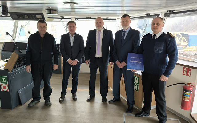 На краболов «Бухта Натальи» выданы документы Регистра 