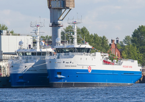 Российский флаг поднят на двух краболовах с классом РС